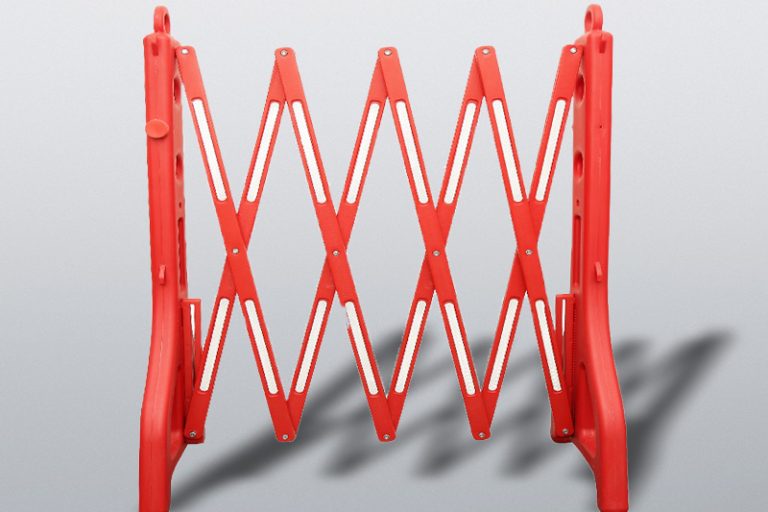 Plastic extensible expandable road safety barricade (2)